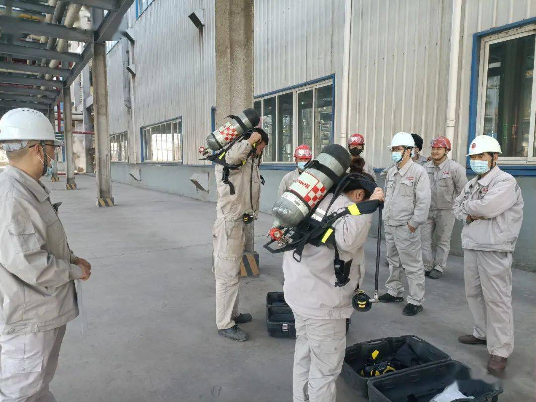 11月16日,氯碱工厂乙炔分厂安全员白云组织三班大横班员工进行正压式