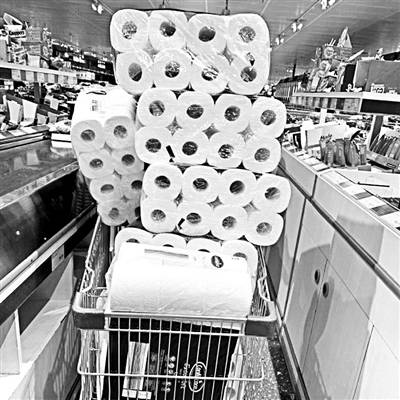 西方花式囤货 囤的是“必需”还是“心安”？