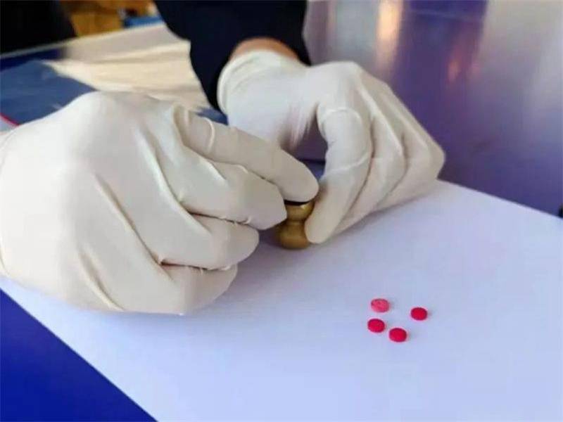 过程中,从一名受检男子携带的一个金色葫芦挂件内查获毒品麻黄素5颗