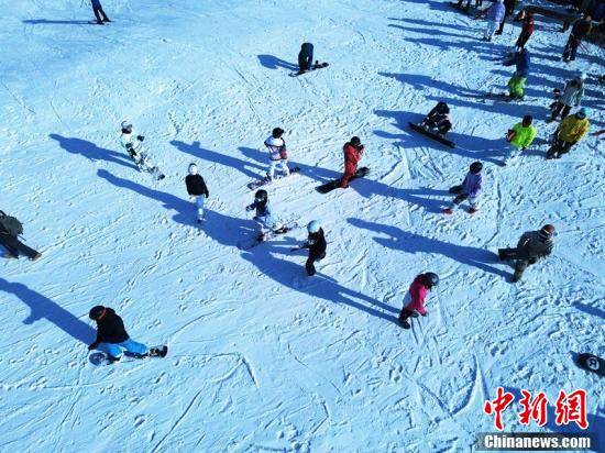 雪场|2021吉林雪场 “开板”首滑：冰雪季“烘热”冬奥