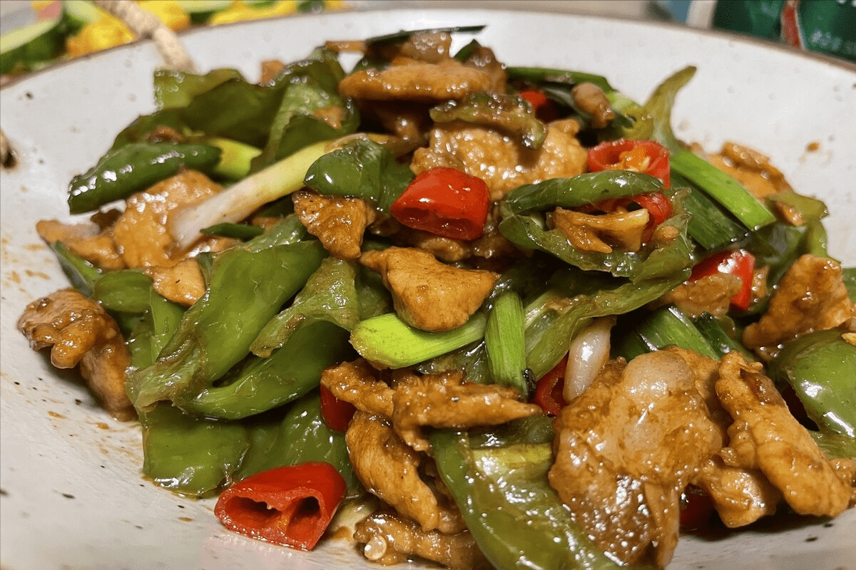 湖南大厨教你辣椒炒肉,辣椒香辣入味,猪肉焦香四溢,太下饭了