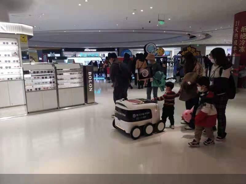 我们的数字新生活|机器人替代推销员、门店与网店并存 商场数字化有本“生意经”