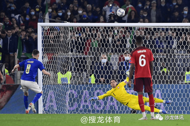 更是在比赛第52分钟,奋力将若日尼奥的点球扑在怀中,这也令意大利错失