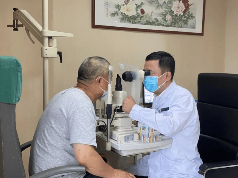 陈伯|白内障术后人工晶状体也会“用坏”，需定期复查