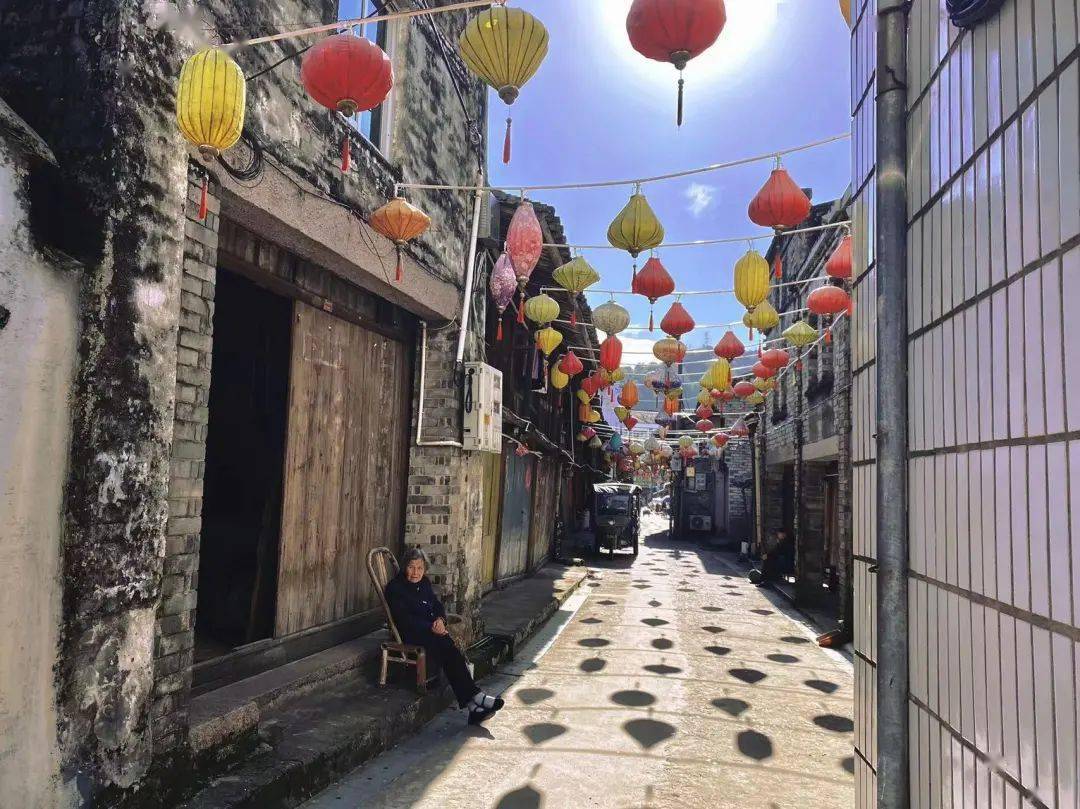 漫步在藻溪老街,仿佛穿越了时光隧道回到了从前,石板路,青砖,屋舍俨然