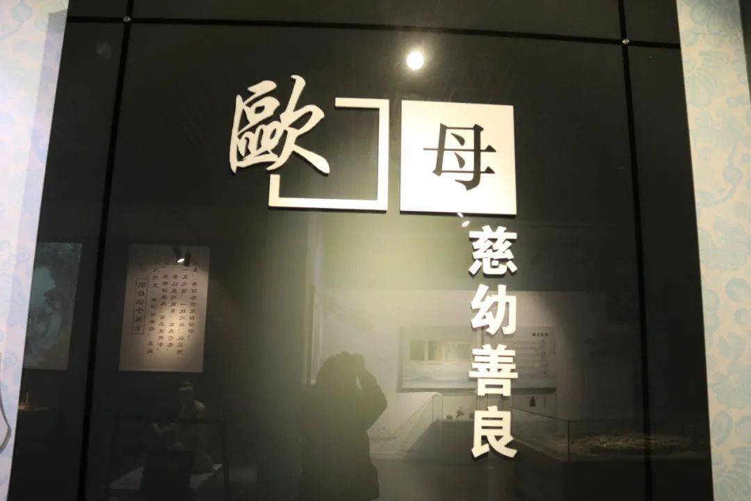 "欧母教子"展区,欧母"画荻教子"的雕塑让人倍感亲切从飘带上垂下的半