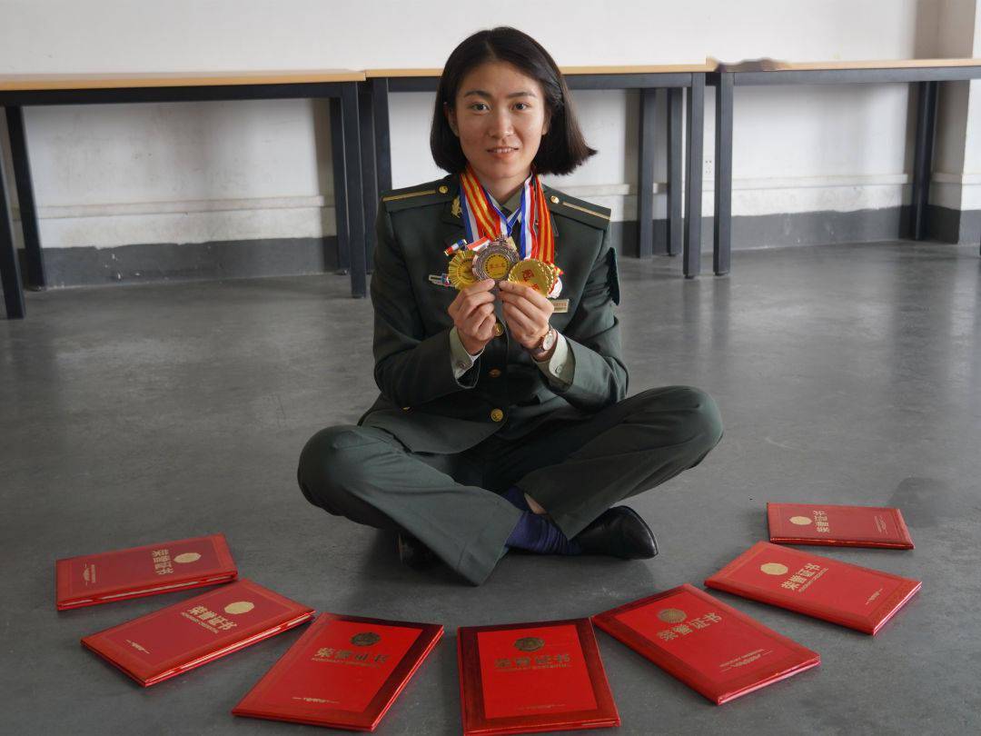 00后军校女学员你真追不上