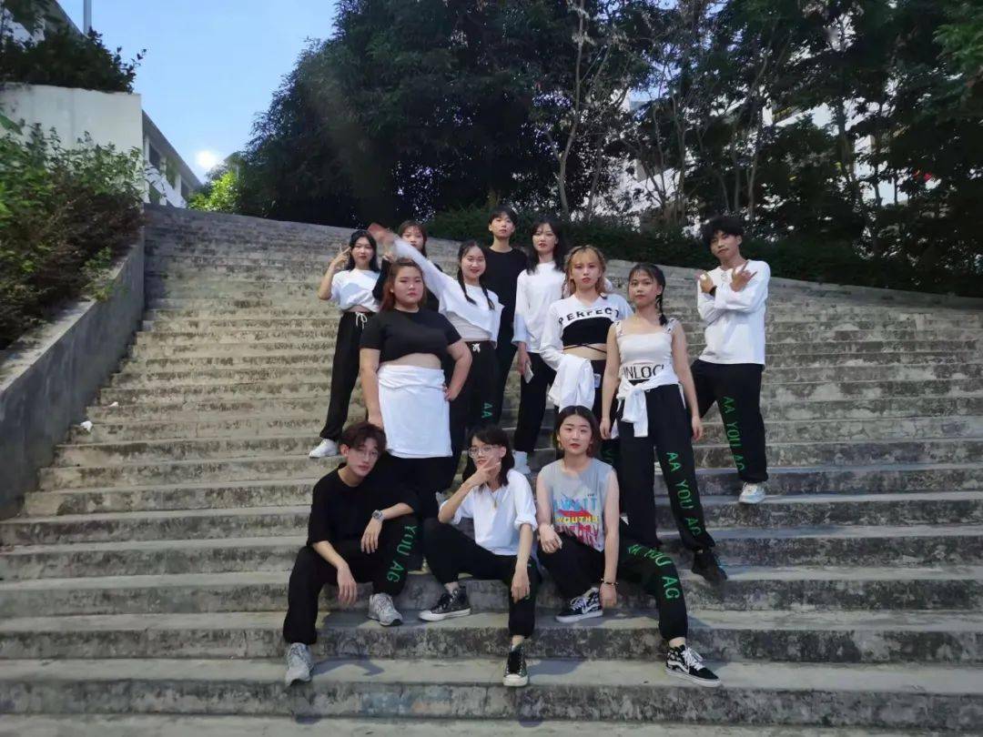 百色东河桥底奋勇救人,黄兰宇,好样的!_女孩