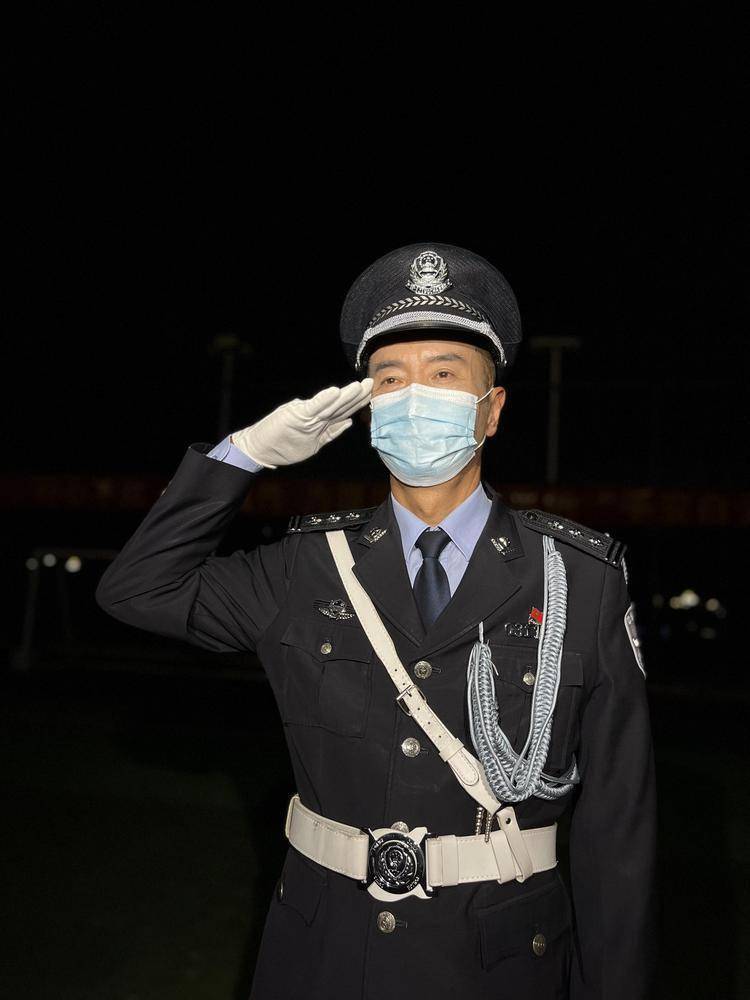 离休的一员,即将离开热爱的岗位他感叹:"非常舍不得,舍不得脱下警服