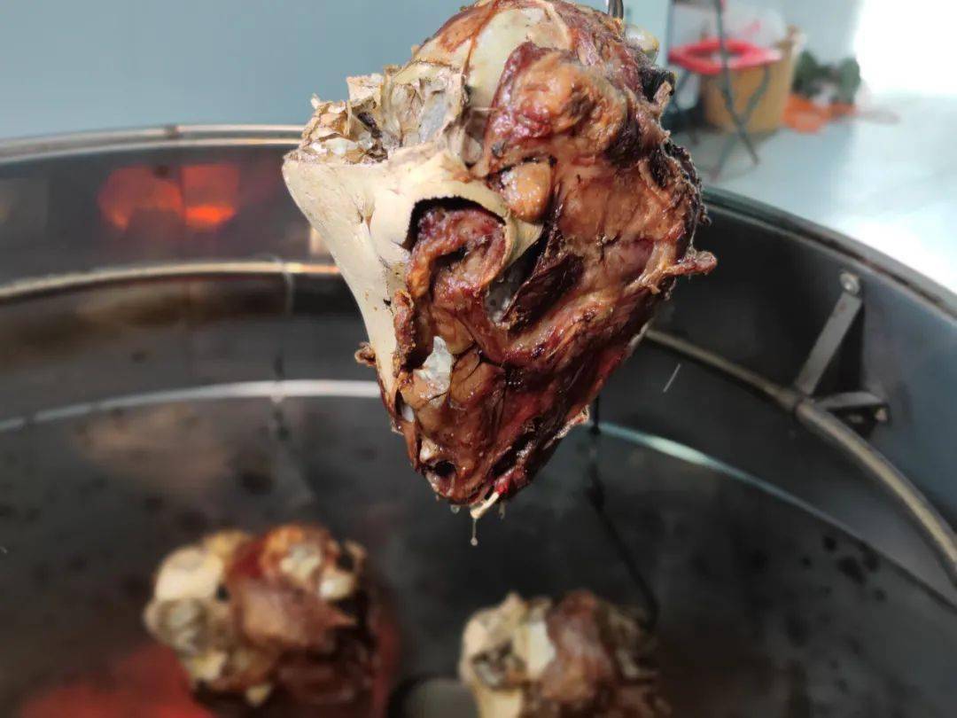 图:烤熟的羊头出炉烤好的羊头可以直接啃食,也可以剔下肉,撒上盐,孜然