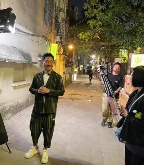 湾区|《大湾仔的夜》开播遭全网吐槽！三菜一汤卖1600元？吓死广州人！