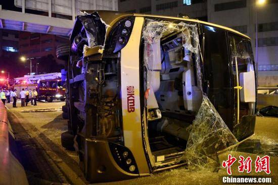 香港大围发生巴士侧翻致1死11伤 公路
