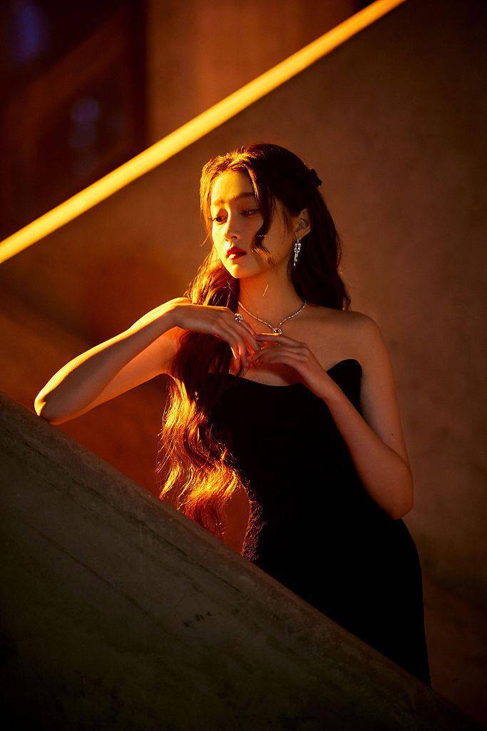 关晓彤elle风尚大典造型浪漫梦幻慵懒卷发配王冠典雅大气