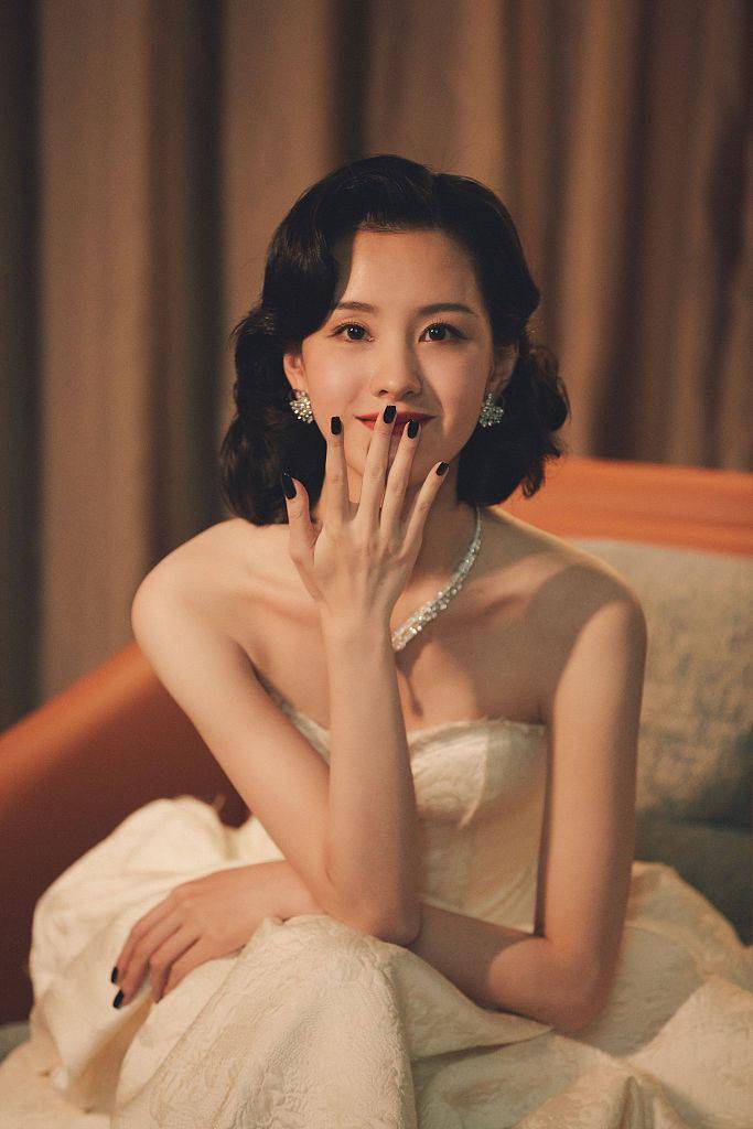近日,陈都灵出席elle风尚大典并拍摄写真,她连换两套look,一头波浪