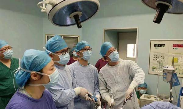 荸荠|头皮发麻！女子长期生吃荸荠，体内取出了2条活虫！爱吃的广东人当心了……