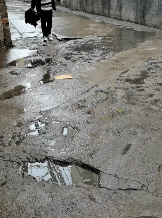 從市民供圖看到 雨天時候, 道路積水較多 在凹凸不平的路面上行走