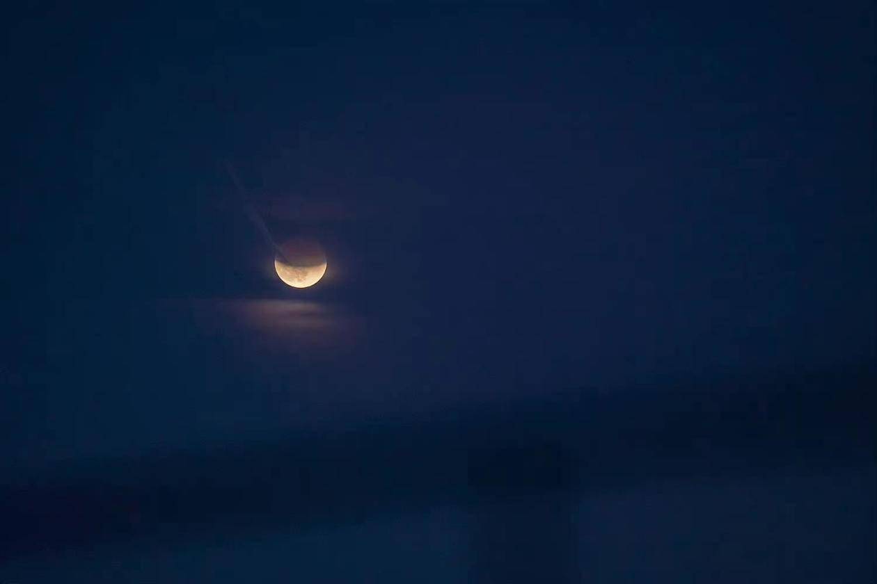 生活在对你微笑！“超长待机”月偏食，你拍到了吗？