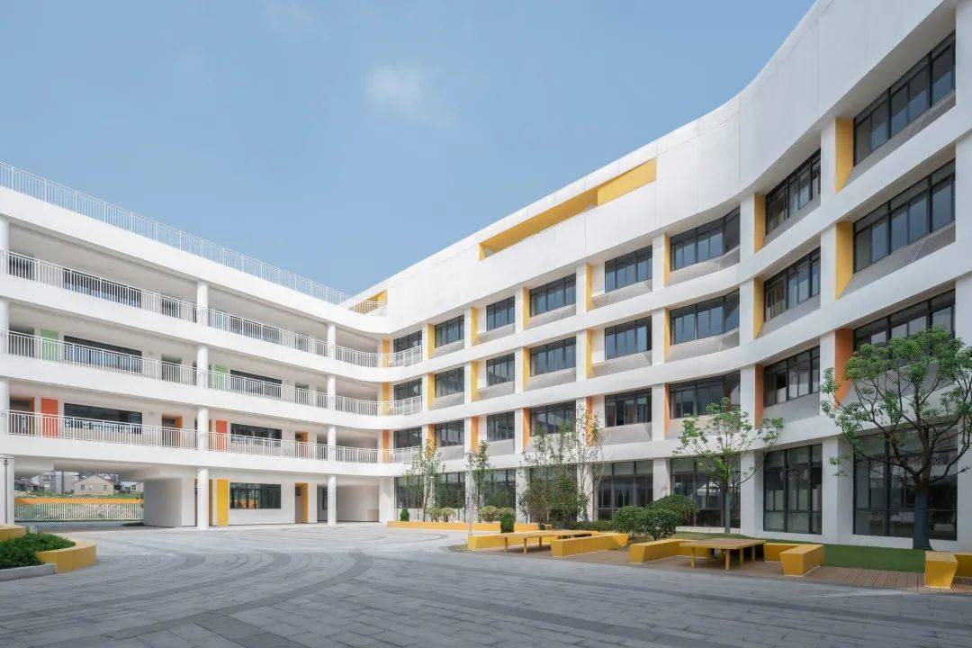 创新小学校园跳出建筑单体从整体空间出发借由多重地面退台连廊活力