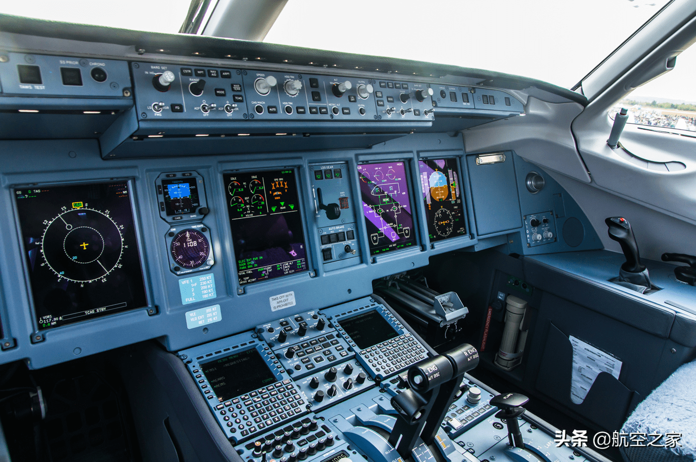 ssj new很多零部件都将国产化,最初的ssj 100客机是由不同的国际公司