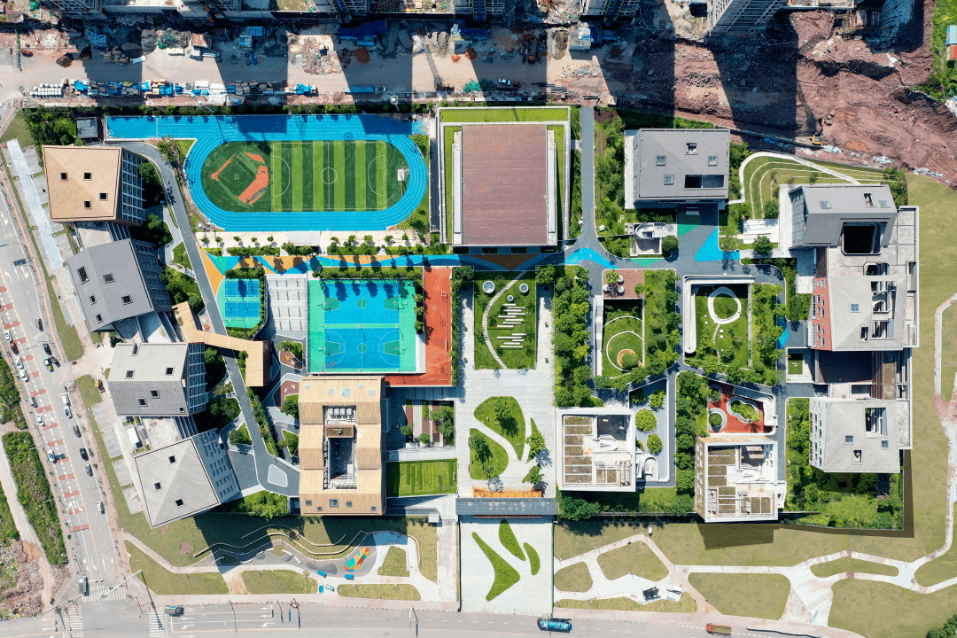 项目场地西北高,东南低,设计分层利用高差,与地景结合,将校园内公共