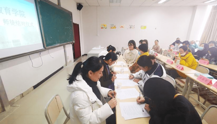 师徒结对促成长亦师亦友共前行现代教育半岛电竞学院“老带新”师徒结对仪式(图4)