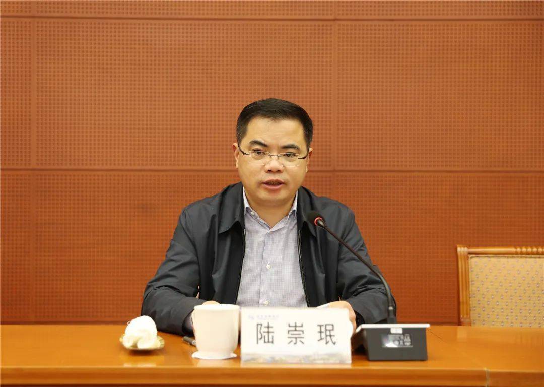 课上,陆崇珉将保税区建区以来近30年的发展历程向