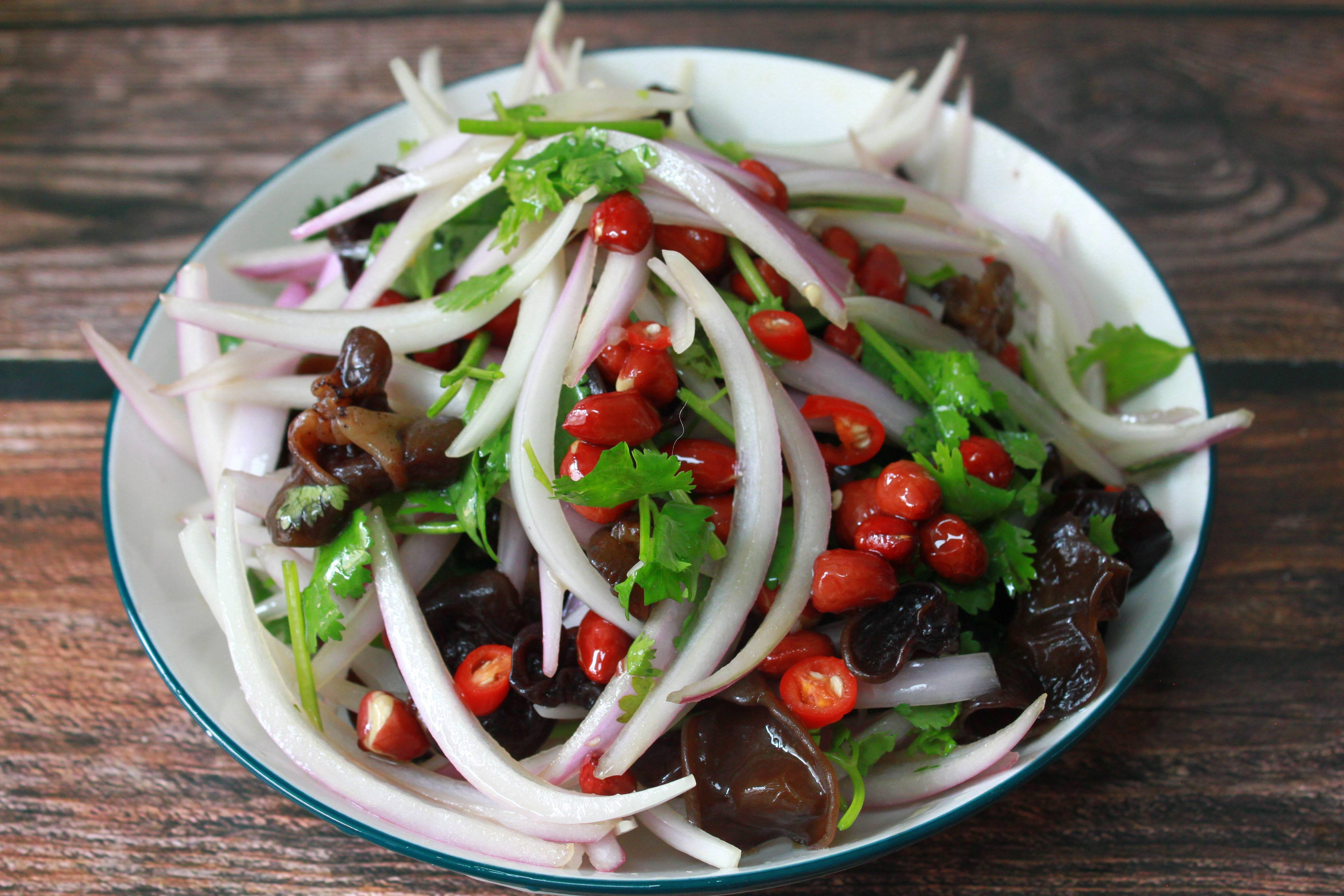 【洋葱拌木耳】主要食材:洋葱,木耳,小葱,香菜,花生,小米椒1,木耳加入