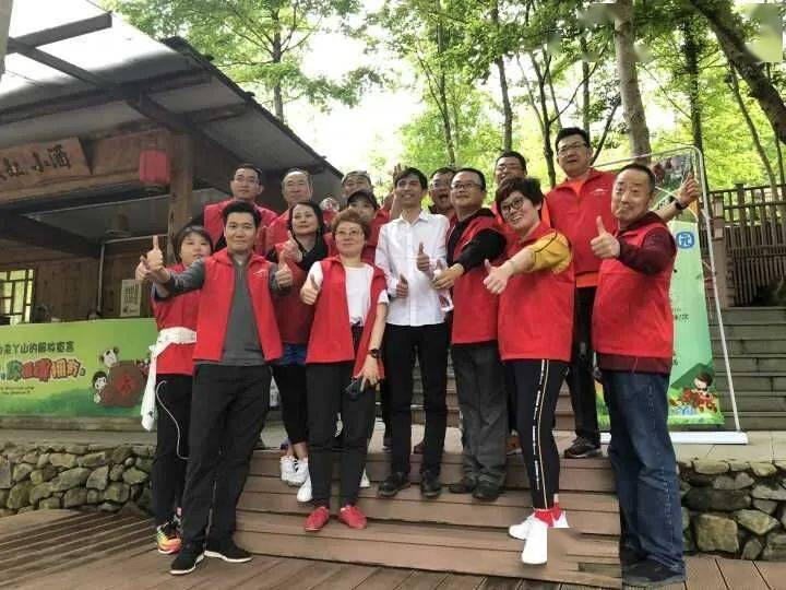 实力挑战乡村好声音也可加入乡嫂的歌舞演出一边观看拖鞋哥多变风格的