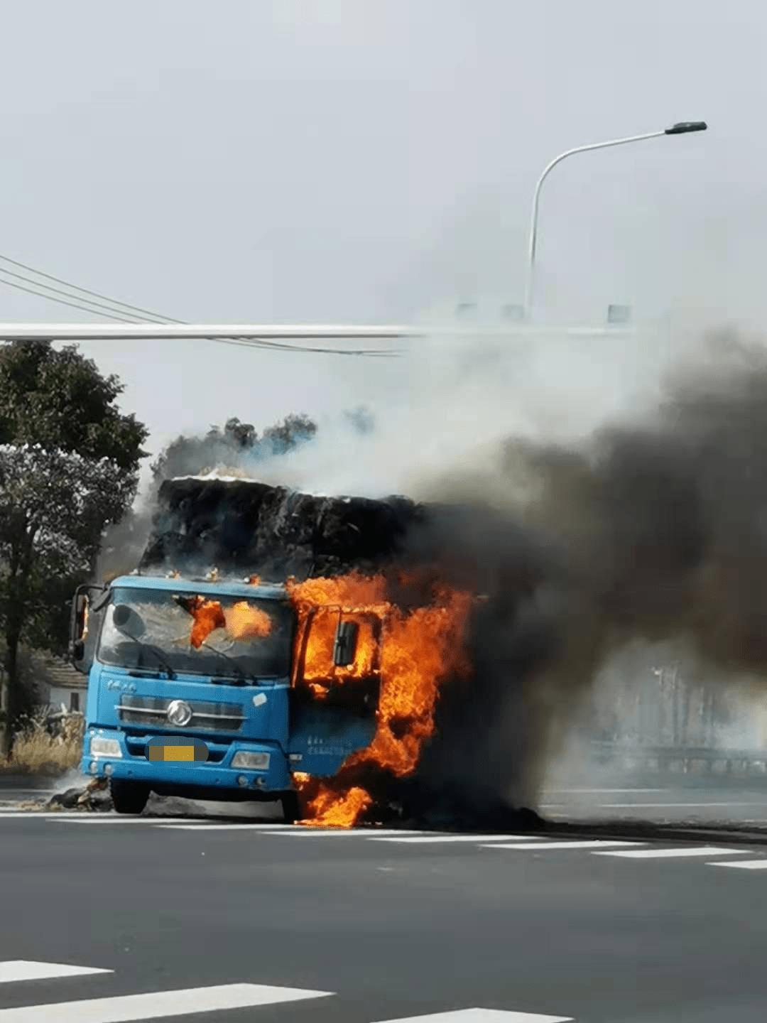 海安一货车着火,现场浓烟滚滚!
