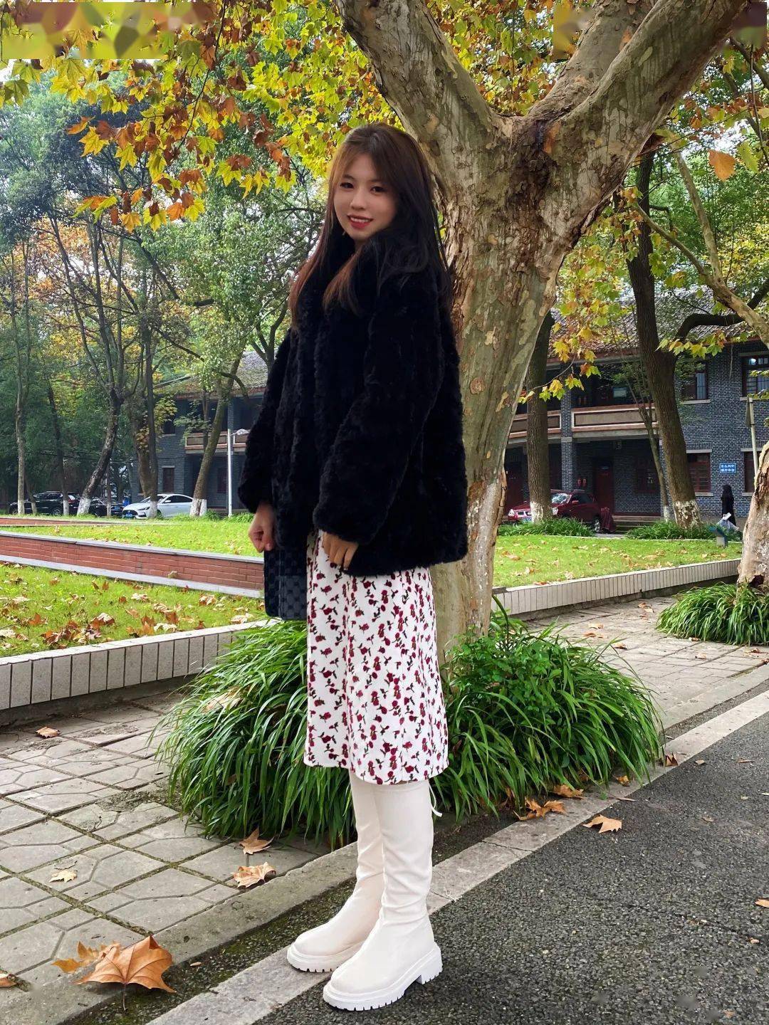 加上碎花元素的半身裙弥补了颜色的单调性程 晗2020级历史文化学院let