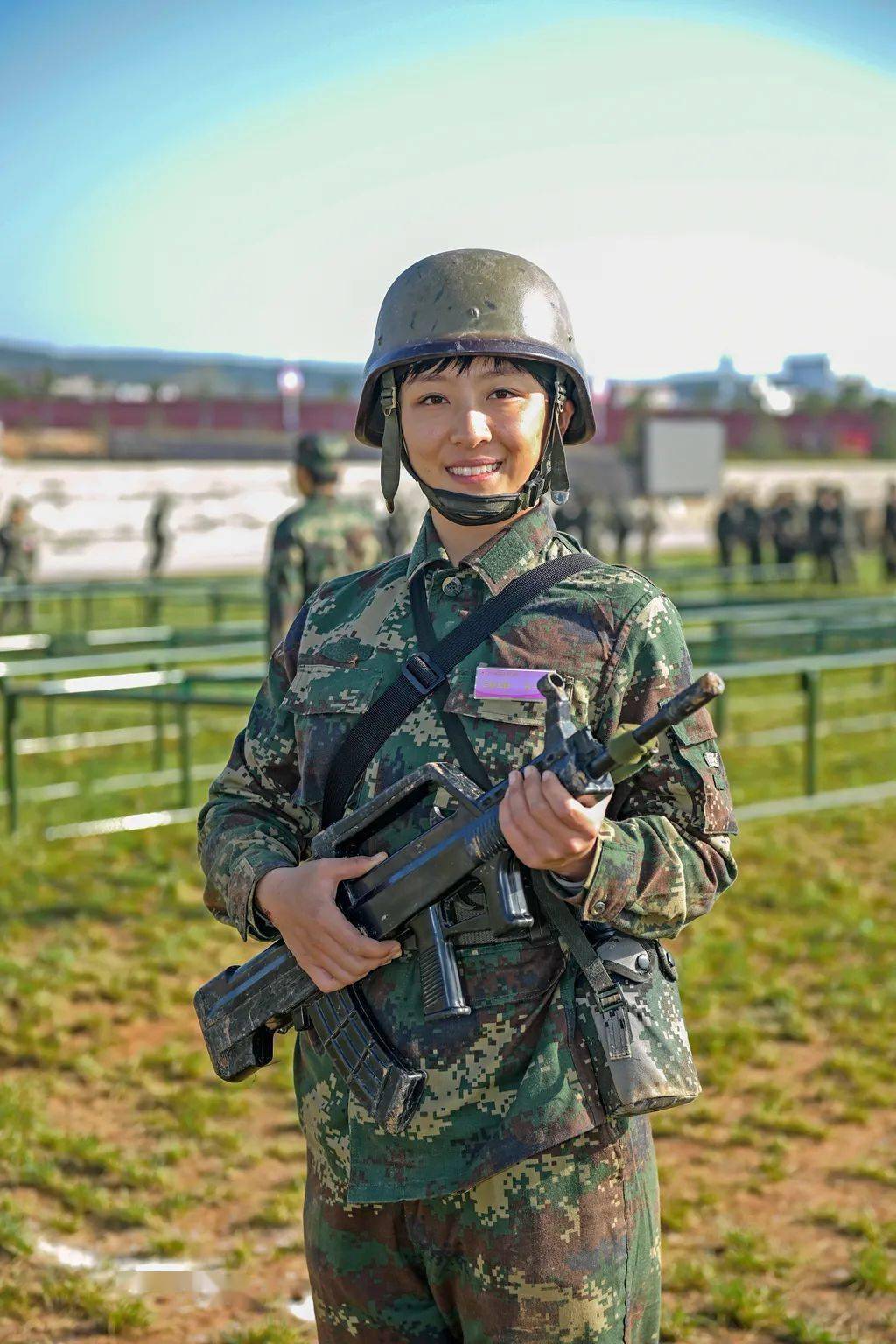 马双苗北京化工大学研究生▼胡飘飘中国政法大学毕业当兵前已入职北京