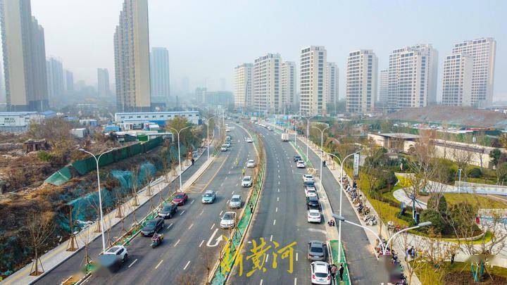 长岭山南路东端与兴港路相通,西端与舜风路相连,道路通车之后,打通了