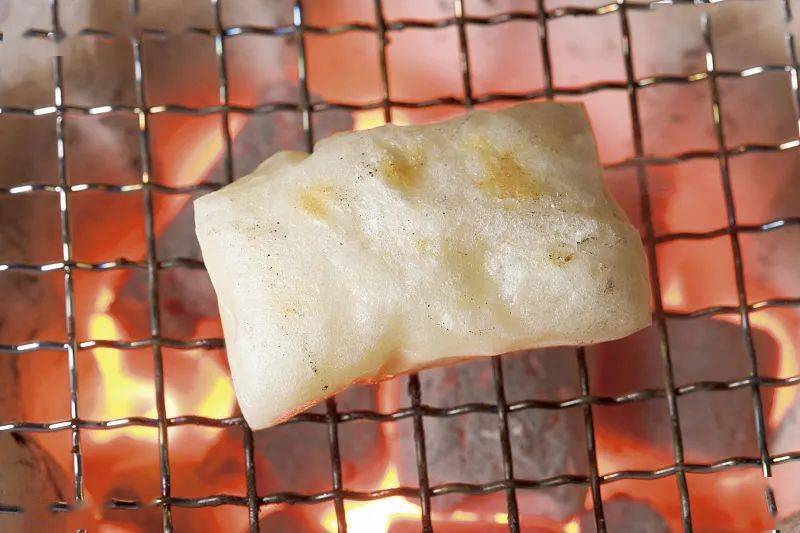 万籁俱寂,新醅的"十月白"酒已经烫好,红泥小火炉上,正烤着小小的糍粑