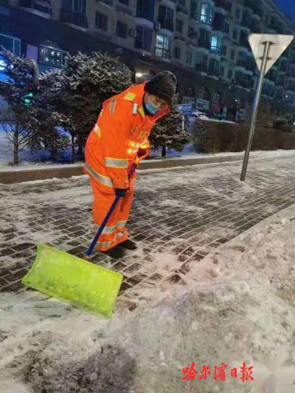 冰城|冰城效率！清冰雪大军连夜奋战，一大早商家也开始“自扫”了……