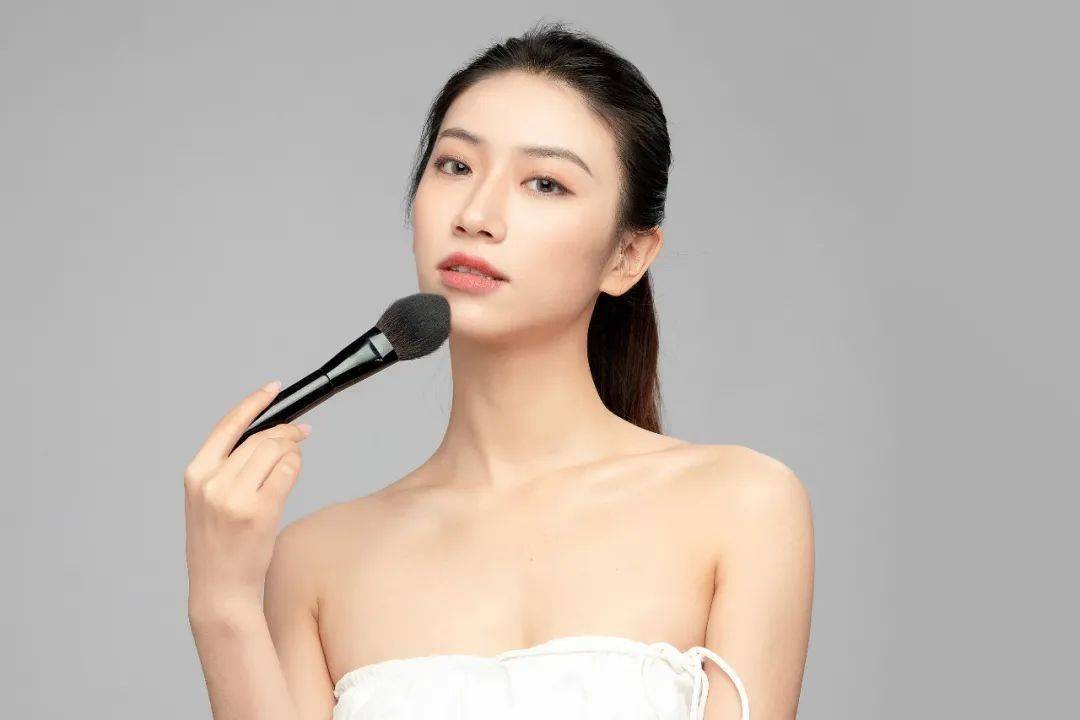 出圈淡妆秀场图也能出圈？真不愧是你迪丽热巴
