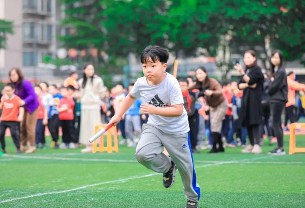 巴蜀|奥运冠军施廷懋为巴蜀小学体育节加油助威