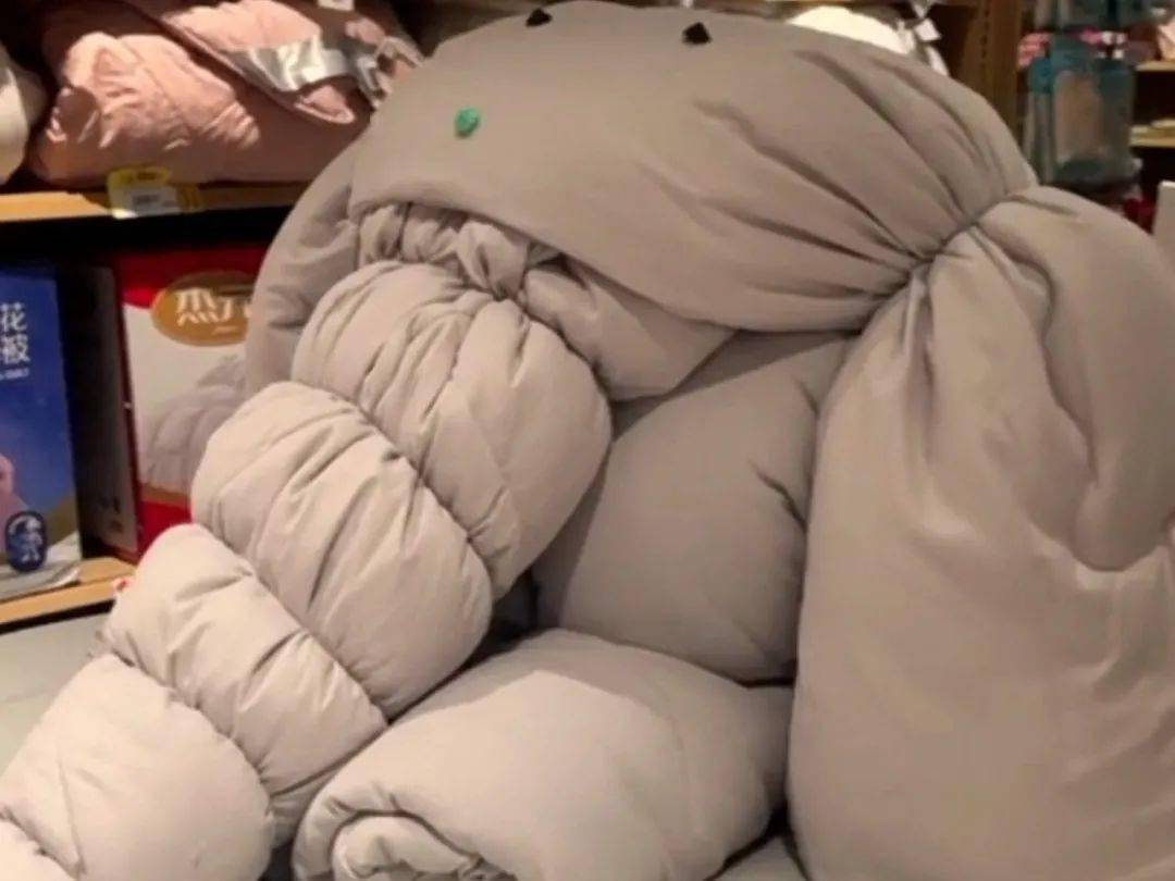 武警退役后他在超市叠被子