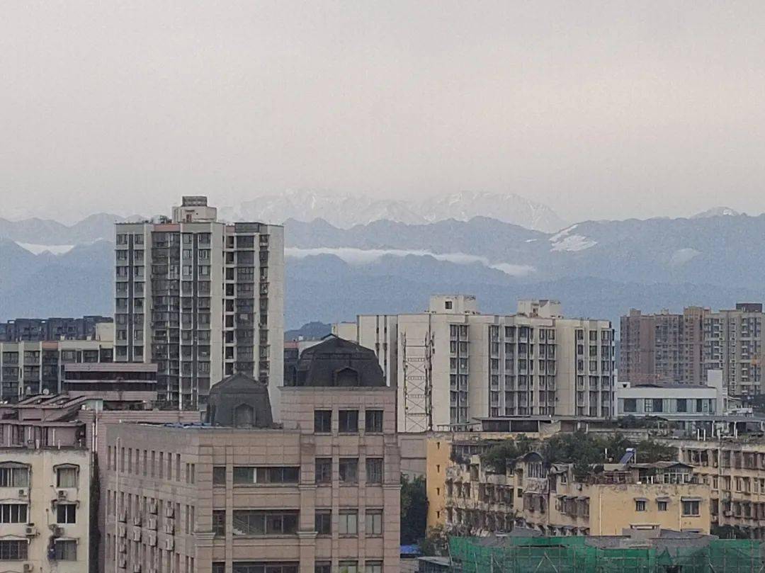 雪山|小雪丨在成都遥望雪山，这是成都人独有的浪漫