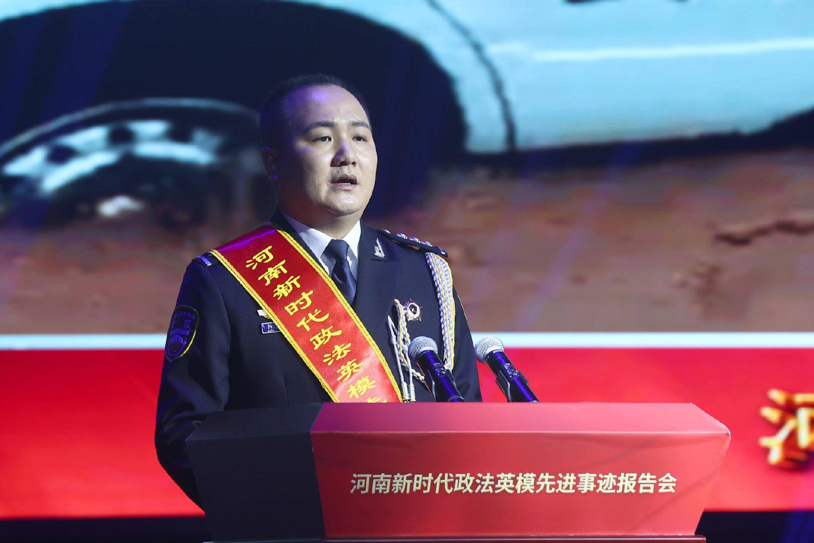 在郑州"793"特大暴雨中,"超级英雄"——新密市公安局民警杨旭恒第一