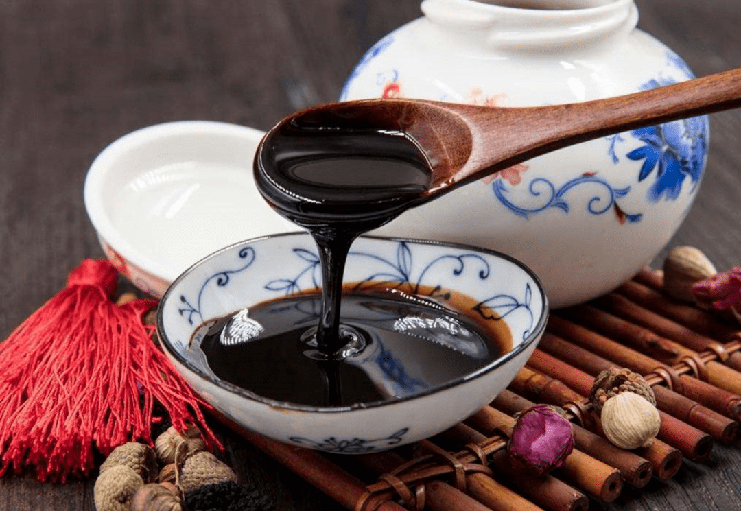 膏方,以蜜为炼,以膏滋药性,徐徐补益调理,以养真阴,消内外之燥,以使