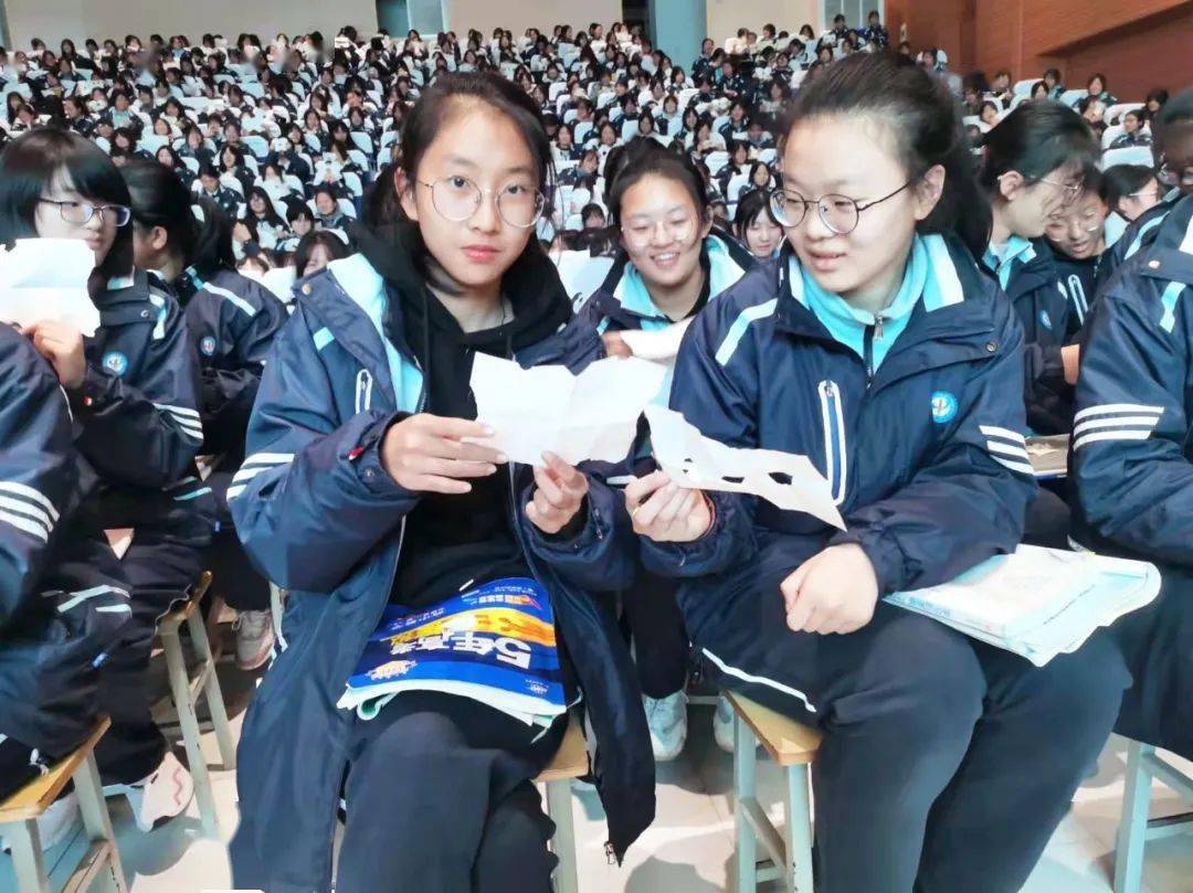平邑一中城东校区举行高一年级女生心理健康讲座
