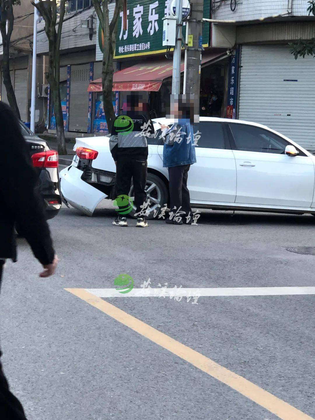 在车祸现场看到,事故发生在谷联工业区内的桥联路和康乐路交叉路口