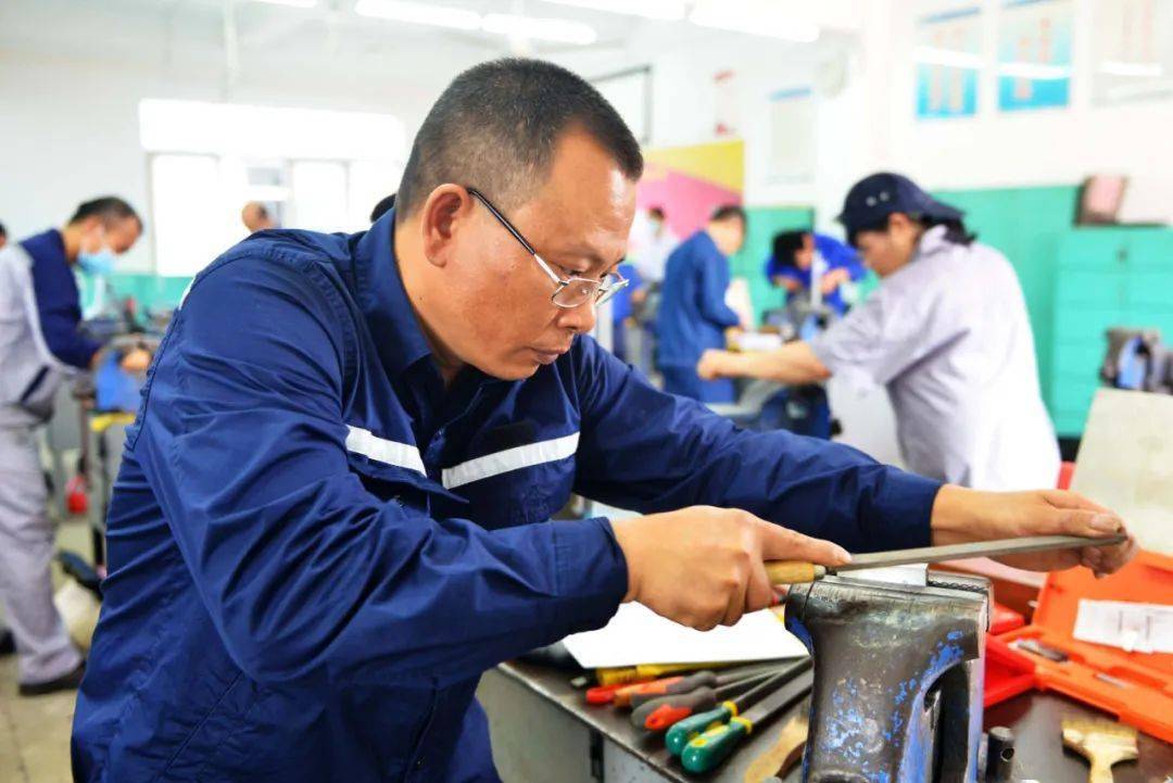 近日,自治区人力资源社会保障厅印发了《广西高技能人才与专业技术