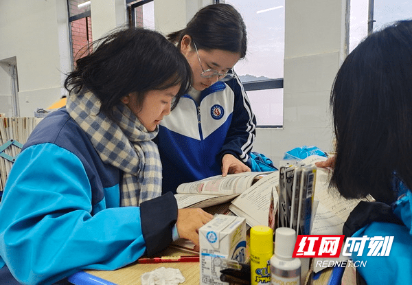 大学|永顺县职教中心举行奖学金颁奖典礼