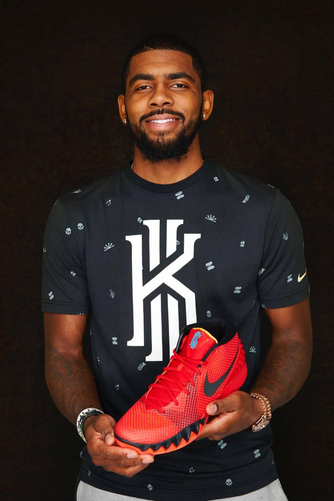 朝花夕拾七年前nike签名鞋家族迎来了kyrieirving