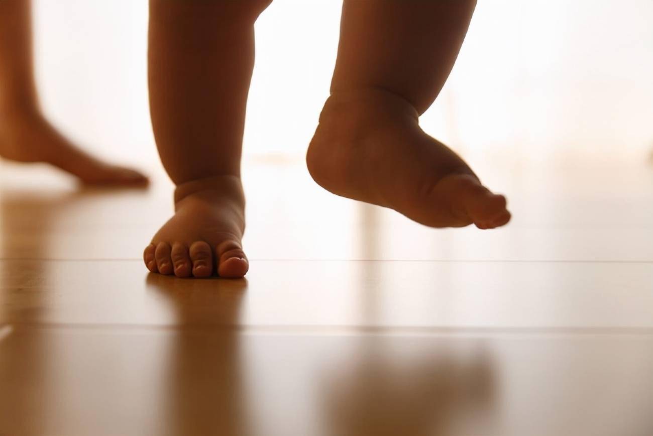 "不爬就走"和"先爬后走"的宝宝,长大之后会有什么区别?