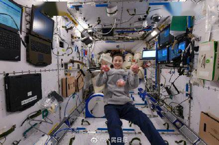 翟志刚叶光富拍摄的王亚平美图