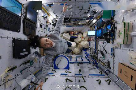 翟志刚叶光富拍摄的王亚平美图