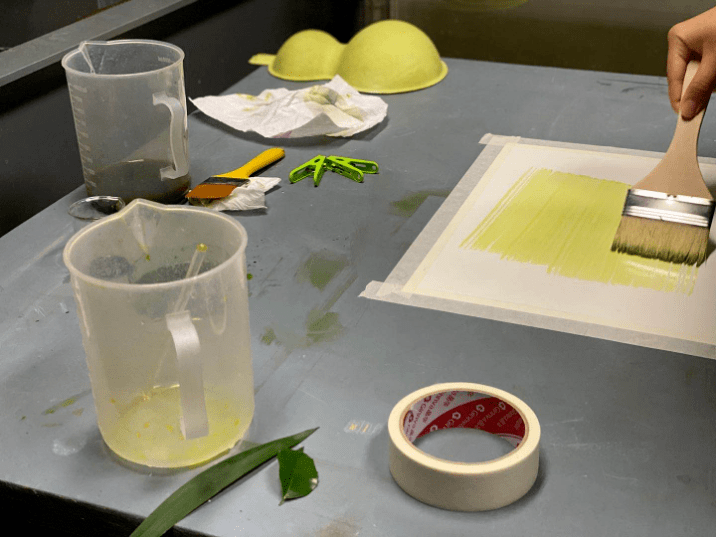 蓝晒制作,大致要分为刷药,晒蓝,水洗三个步骤,在光和药水的作用下