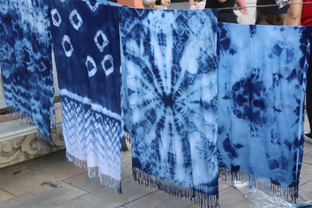 感受非遗文化的艺术魄力在一片蓝白间并体验制作扎染围巾了解中国传统